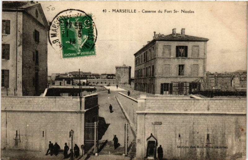 Carte postale ancienne Marseille Caserne du Fort St-Nicolas à Marseille