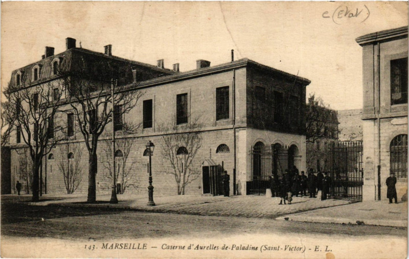 Carte postale ancienne Marseille Caserne d'Aurelles de Paladine à Marseille