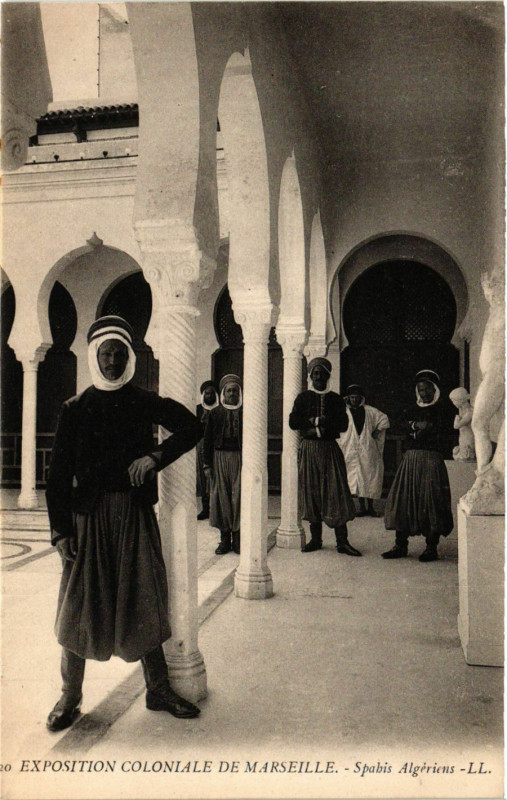 Carte postale ancienne Expo Coloniale Marseille Spahis Algeriens à Marseille
