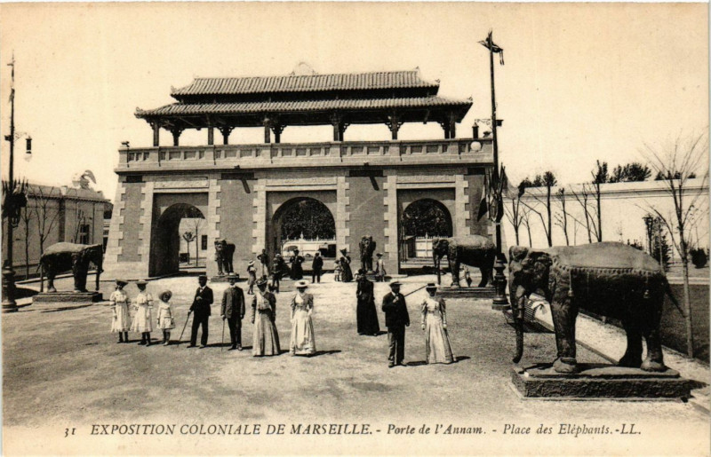 Carte postale ancienne Expo coloniale Marseille Porte de l'Annam Place des Elephants à Marseille