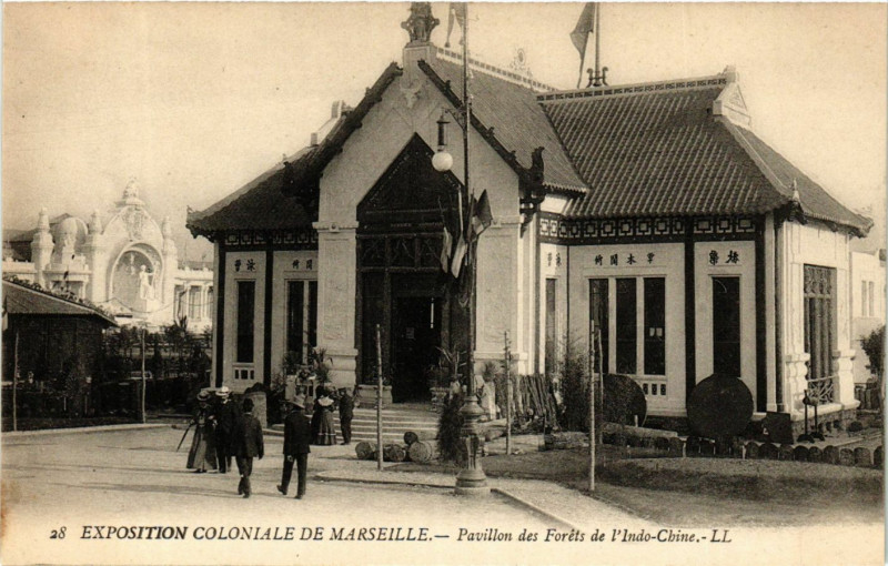 Carte postale ancienne Expo coloniale Marseille Pavillons des Forets de l'Indo-Chine à Marseille