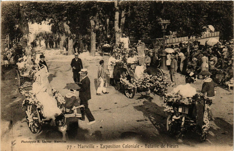 Carte postale ancienne Expo coloniale Marseille Bataille de fleurs à Marseille