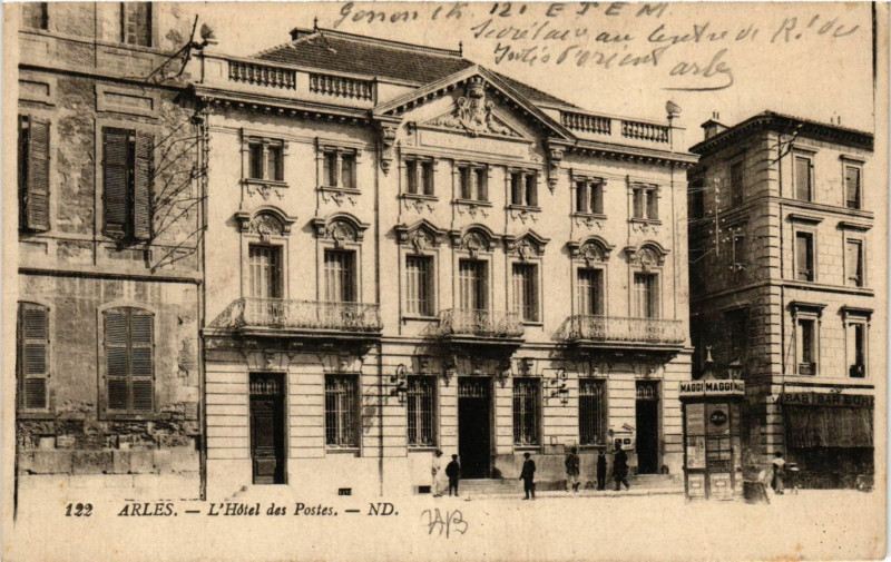 Carte postale ancienne Arles L'Hotel des Postes à Arles
