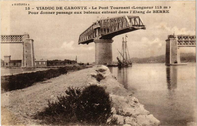 Carte postale ancienne Viaduc de Caronte - Le Pont Tournant Pour donner passage aux bateau