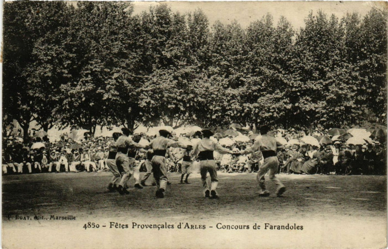 Carte postale ancienne Fetes Provencales d'Arles - Concours de Farandoles à Arles