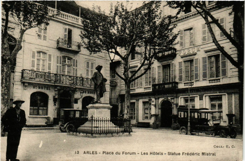 Carte postale ancienne Arles - Place du Forum - Les Hotels - Statue Frederic Mistral à Arles