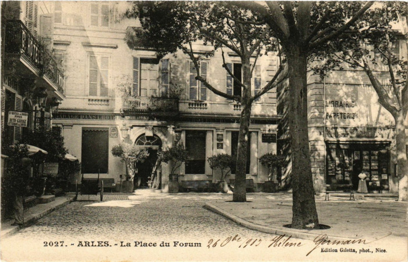 Carte postale ancienne Arles - La Place du Forum à Arles