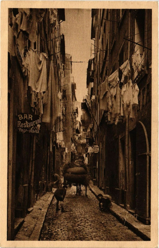 Carte postale ancienne Marseille - Une Rue du Vieux Quartier (Vieux Port) à Marseille
