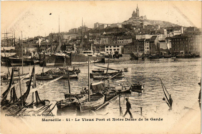 Carte postale ancienne Marseille - Le Vieux Port et Notre Dame de la Garde à Marseille