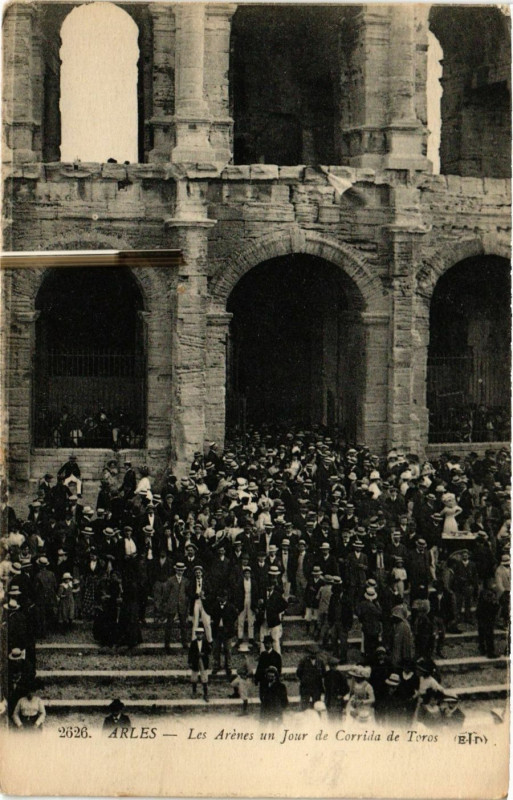 Carte postale ancienne Arles - Les Arenes un Jour de Corrida de Toros à Arles