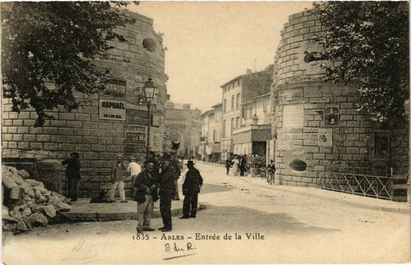 Carte postale ancienne Arles - Entree de la Ville à Arles