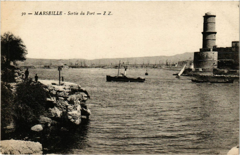 Carte postale ancienne Marseille - Sortie du Port à Marseille