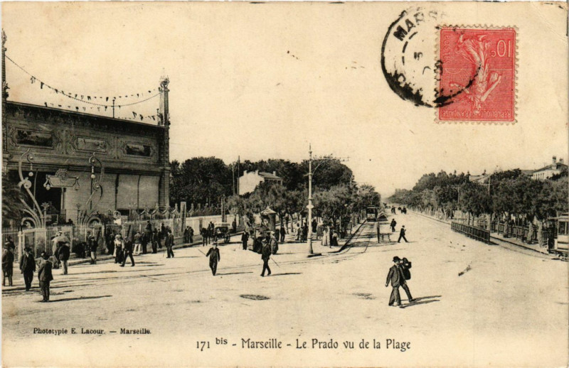 Carte postale ancienne Marseille - Le Prado vu de la Plage à Marseille