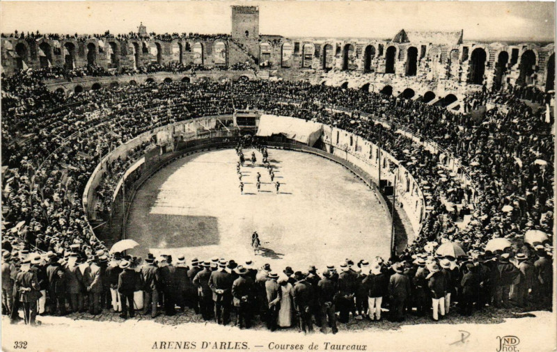 Carte postale ancienne Arènes d'Arles - Courses de Taureaux à Arles