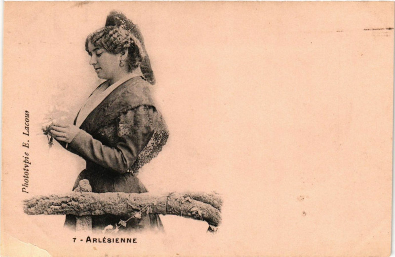 Carte postale ancienne Arlésienne
