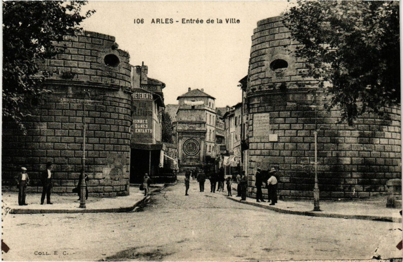 Carte postale ancienne Arles - Entree de la Ville à Arles
