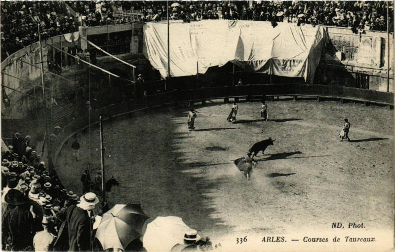 Carte postale ancienne Arles - Courses de Taureaux à Arles