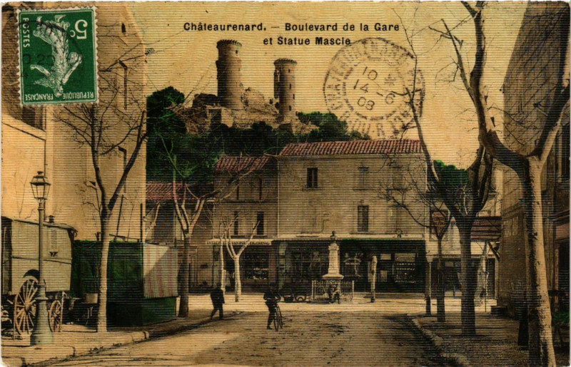 Carte postale ancienne Chateaurenard - Bd de la Gare et Statue Mascia à Châteaurenard