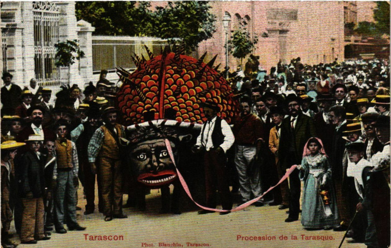 Carte postale ancienne Tarascon - Procession de la Tarasque à Tarascon