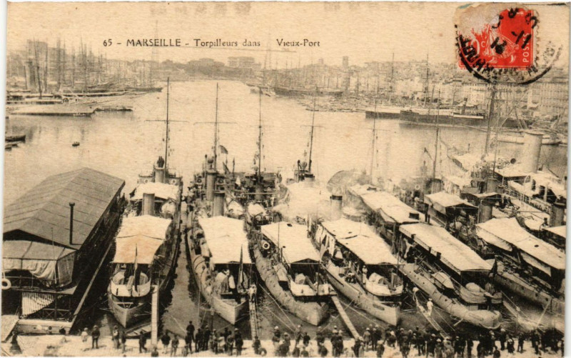 Carte postale ancienne Marseille - Torpilleurs dans le Vieux Port à Marseille