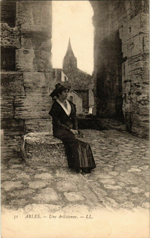 Carte postale ancienne Arles - Une Arlésienne à Arles