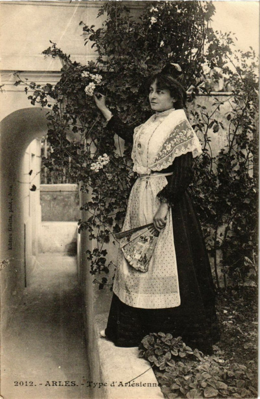 Carte postale ancienne Arles - Type Arlésienne à Arles