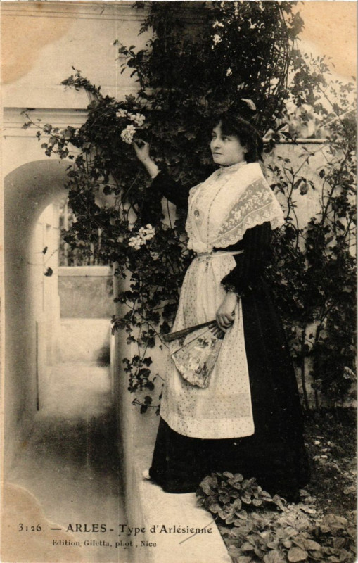 Carte postale ancienne Arles - Type Arlésienne à Arles