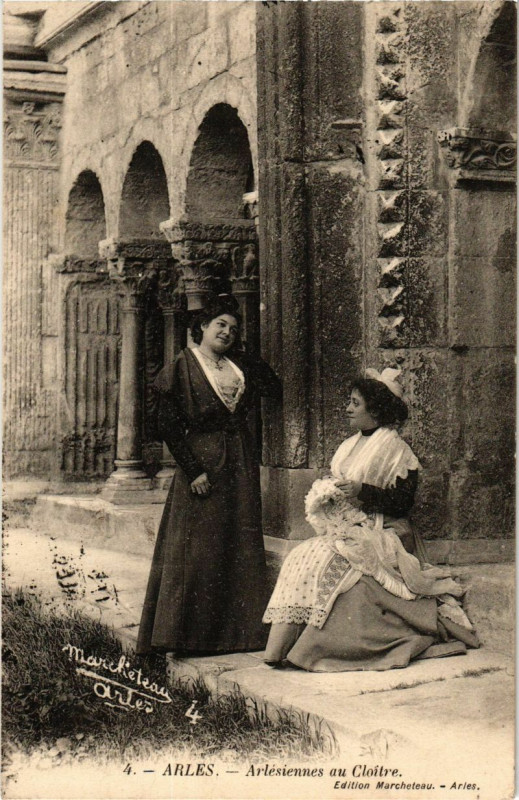 Carte postale ancienne Arles - Arlésiennes au Cloitre à Arles