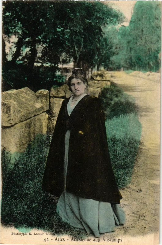Carte postale ancienne Arles - Arlésienne aux Aliscamps à Arles