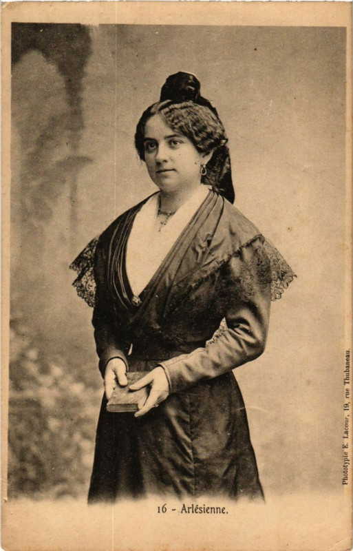 Carte postale ancienne Arlésienne