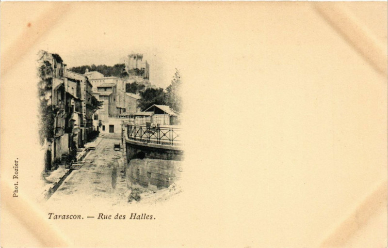 Carte postale ancienne Tarascon - Rue des Halles à Tarascon
