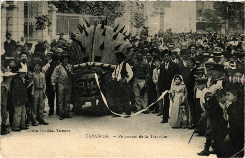 Carte postale ancienne Tarascon - Procession de la tarasque à Tarascon