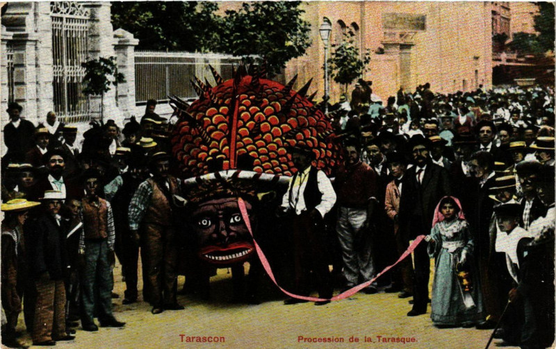Carte postale ancienne Tarascon - Procession de la tarasque à Tarascon