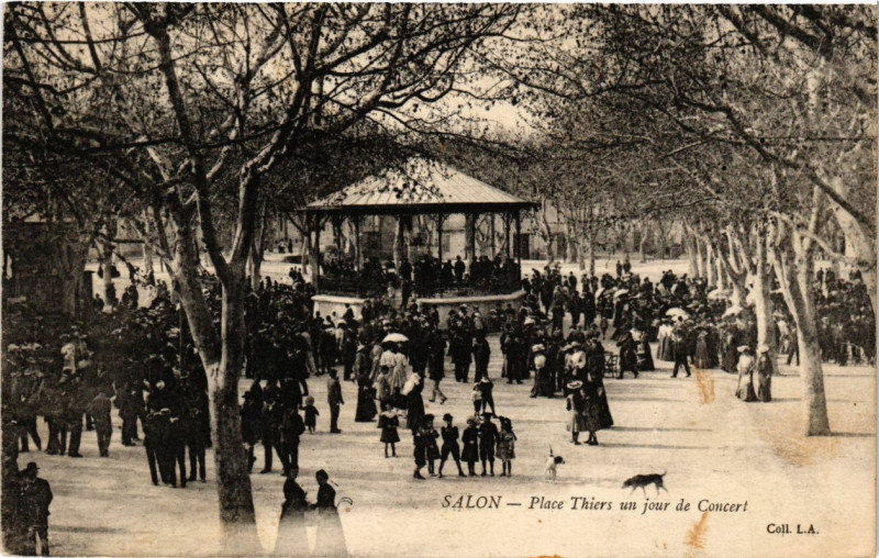 Carte postale ancienne Salon - Place Thiers et Kiosque de la Musique