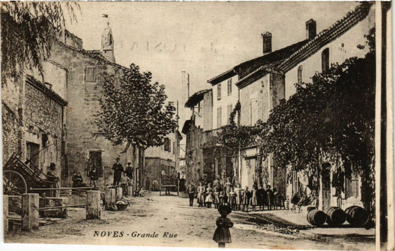 Carte postale ancienne Noves - Grande Rue à Noves