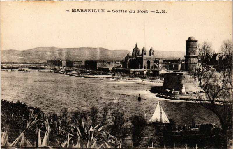 Carte postale ancienne Marseille - Sortie du Port à Marseille