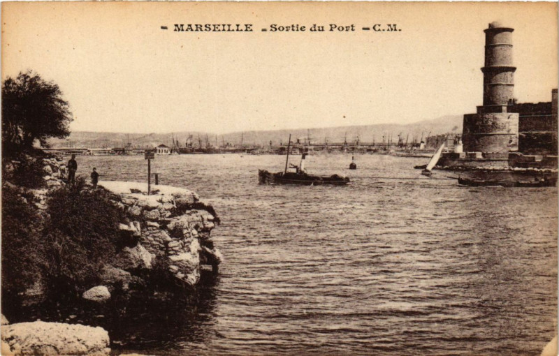 Carte postale ancienne Marseille - Sortie du Port à Marseille