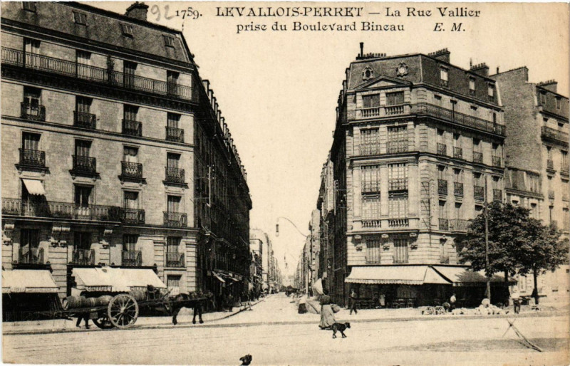 Carte postale ancienne Levallois-Perret - La Rue Vallier à Levallois-Perret