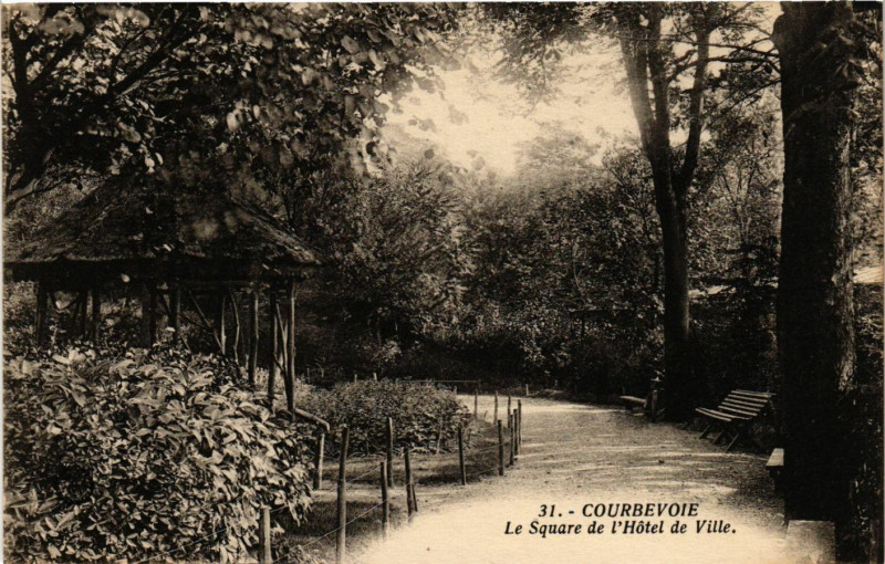 Carte postale ancienne Courbevoie - Le Square de l'Hotel de Ville à Courbevoie