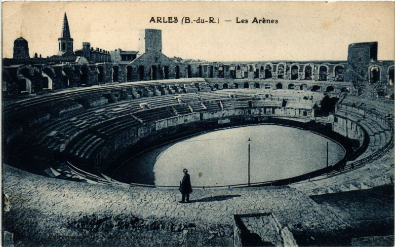 Carte postale ancienne Arles - Les Arenes à Arles