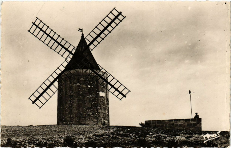 Carte postale ancienne Env. d'Arles - Le Moulin de Daudet à Arles