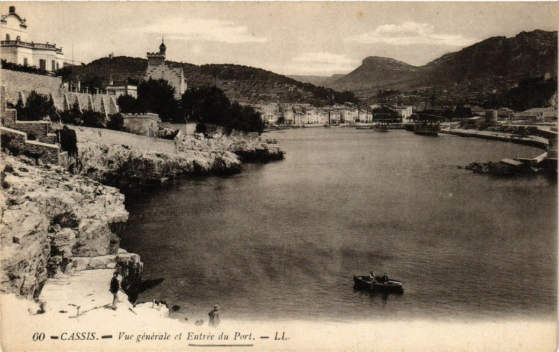 Carte postale ancienne Cassis - Vue générale et Entree du Port à Cassis