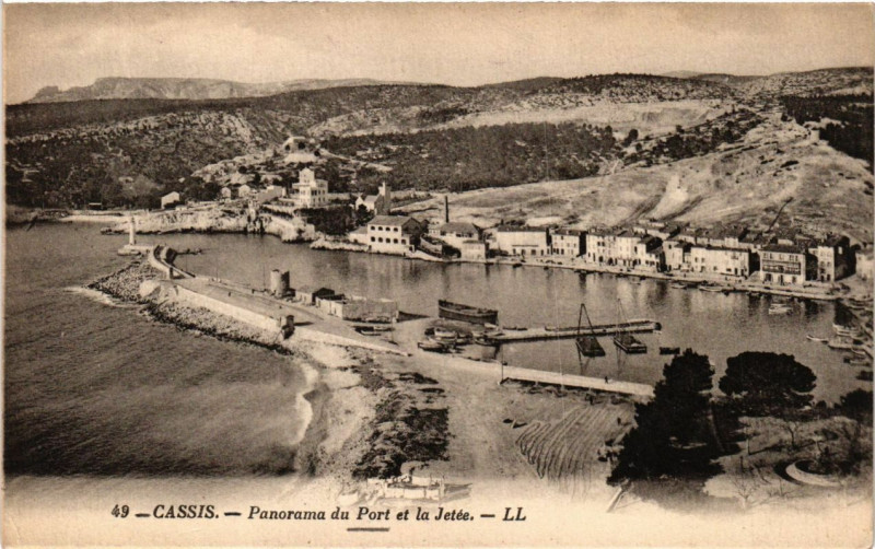 Carte postale ancienne Cassis - Panorama du Port et la Jetee à Cassis