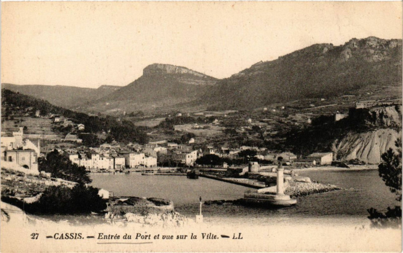 Carte postale ancienne Cassis - Entree du Port et vue sur la Ville à Cassis