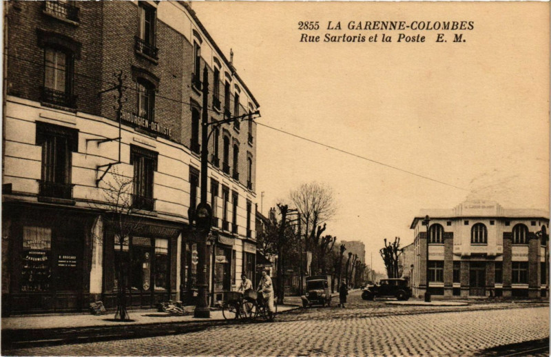 Carte postale ancienne La Garenne-Colombes - Rue Sartoris et la Poste à La Garenne-Colombes