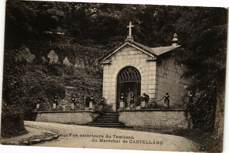 Carte postale ancienne Vue exterieure du Tombeau du Marechal de Castellane