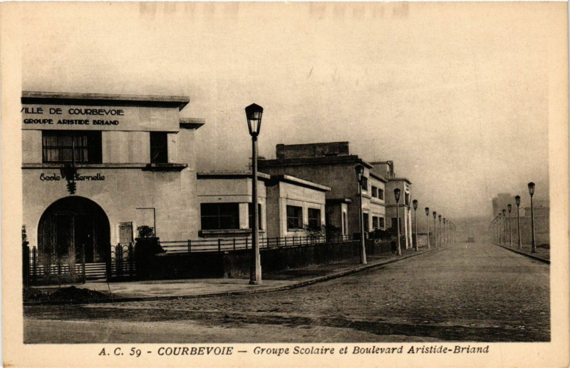 Carte postale ancienne Courbevoie - Groupe Scolaire et Boulevard à Courbevoie