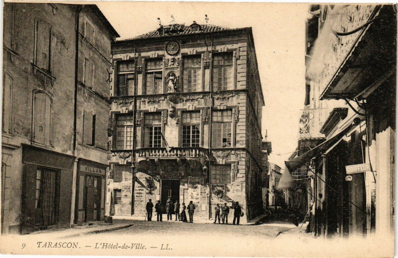 Carte postale ancienne Tarascon-L'Hotel de Ville à Tarascon
