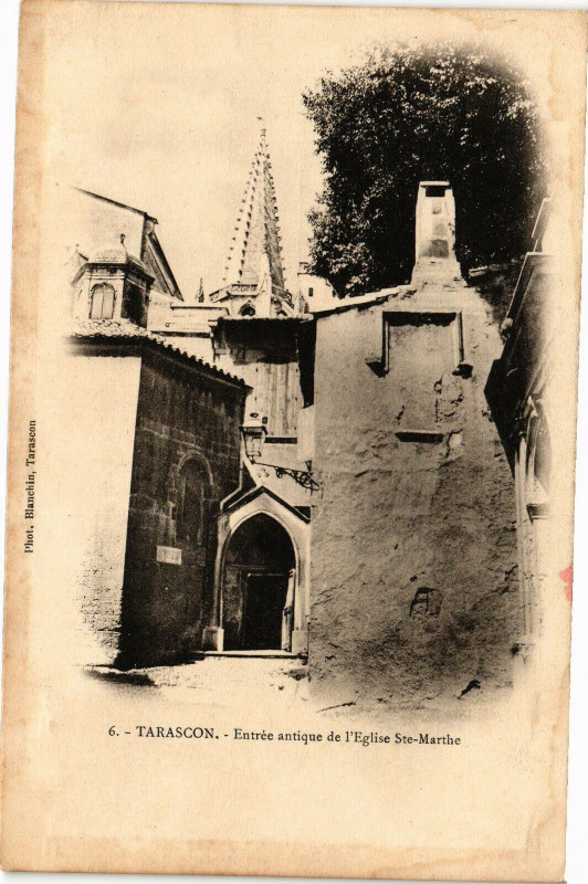 Carte postale ancienne Tarascon-Entree antique de l'Eglise Ste-Marthe à Tarascon
