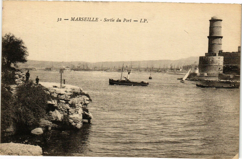 Carte postale ancienne Marseille-Sortie du Port à Marseille